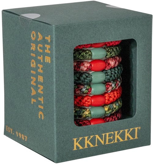 Färgglada, flätade strumpor med röda detaljer i en grön låda märkt "Kekki" och "The Athentic Original."