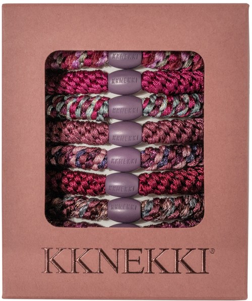 Sechs blaue und graue geflochtene Armbänder in einer Schachtel, mit "KKEKKI" auf jedem Armband, in verschiedenen Blautönen.