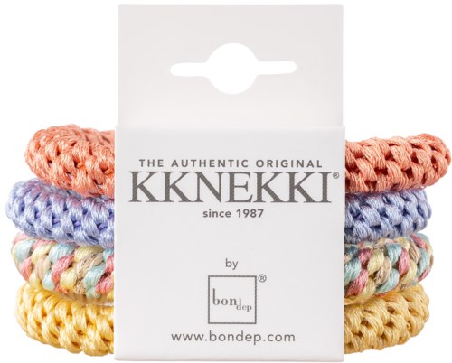 Bunte gestrickte Haarbänder gestapelt hinter einem weißen Etikett mit Markentext und Website.