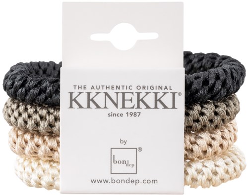 Vier gestrickte Haargummis in Schwarz, Grau, Beige und Creme mit Markenetikett.
