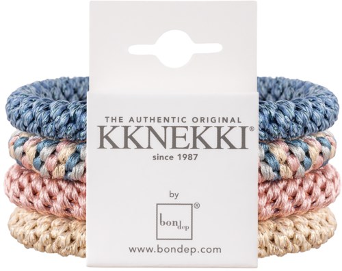 Drei bunte, gestrickte Armbänder sind gestapelt und werden mit einem Etikett gehalten, das die Marke KKNEKKI sagt.