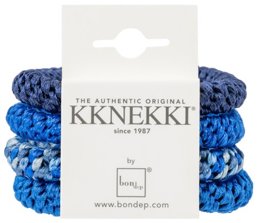 Ein Set aus vier blauen gehäkelten Haargummis mit einem weißen Etikett, das Marke und Website-Details zeigt.