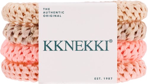 Drei gestapelte große Strickhaargummis in Beige und Pink mit weiitem Etikett von KKNEKKI.