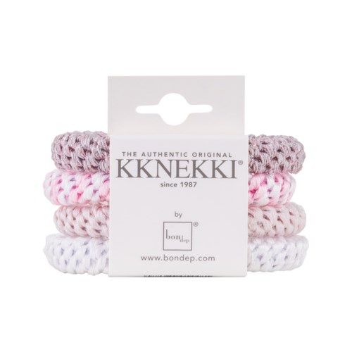 Ett set med sex pastellfärgade stickade hårband på ett vitt kort. Kortet visar varumärkesnamnet KKNEKKI och webbplatsen.