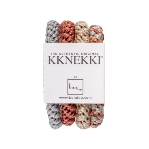 Sex färgglada flätade garn stycken i grå, rosa, beige och multikolor, lindade med en vit etikett.
