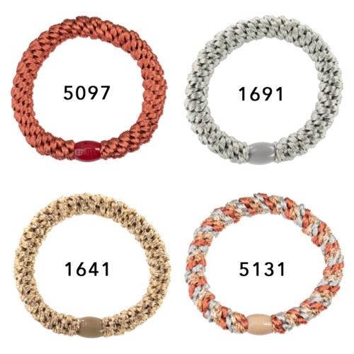 Fyra flätade armband i olika färger med siffror inuti varje.