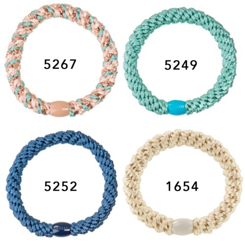 Fyra färgglada flätade armband med olika nummer på varje, i rosa, grönt, blått och beige. Varje har en liten clasp.