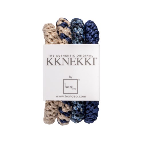 Sex nystan av KKKNEKKI garn i beige, brunt, blått och navy i en vit låda med text och logga.