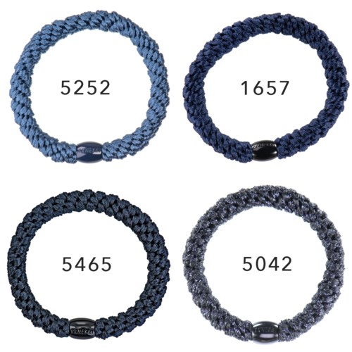 Fyra blåa flätade gummiband med olika nummer inuti varje. Alla har en svart justeringsklämma.