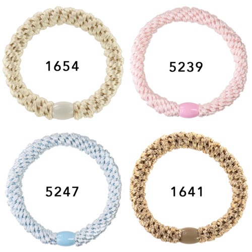 Fyra färgglada flätade armband med nummer inuti, i beige, rosa, blå och brun färg.