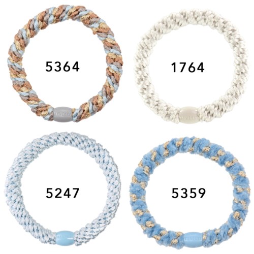 Fyra färgglada hundhalsband av rep med olika nummer inuti.