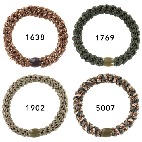 Fyra vävda armband i olika färger med en liten centralstav och ett nummer inuti.