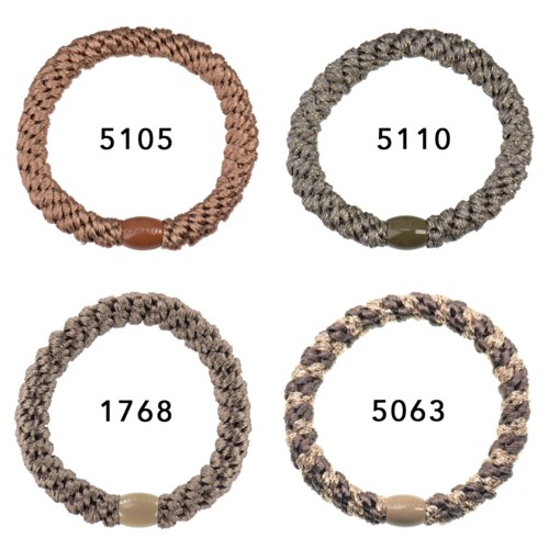 Fyra olika flätade armband med nummer och spänne, i brunt, grått, beige och blandade mönster.