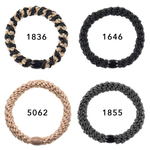 Fyra vävda armband i olika färger, varje med ett nummer i mitten. Två är svarta och beige, ett är ljusrosa.