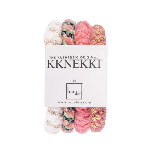 Färgglada, mjuka garnbollar i rosa, vitt och flerfärgad, inlindade med en etikett från KKNEKKI.