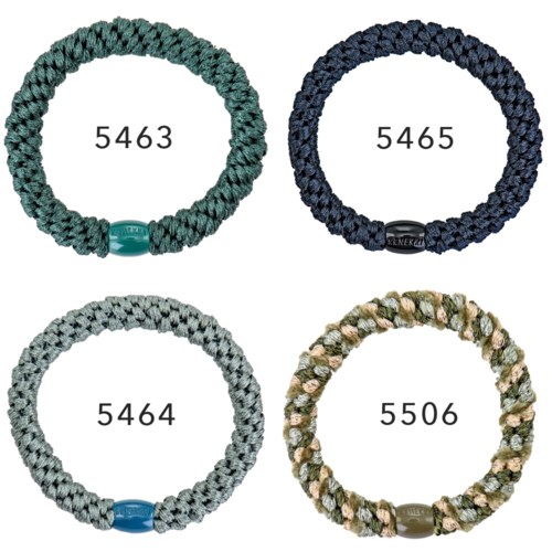 Fyra flätade armband i olika färger och med olika nummer: grönt, blått, grått och beige.