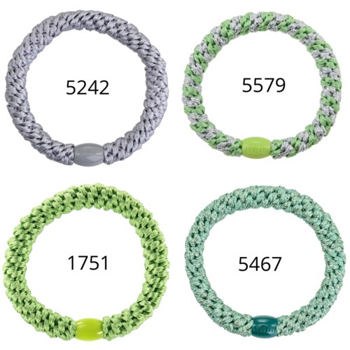 Fyra färgglada vävda bracelets med olika nummer på varje, i olika nyanser av grått, grönt och blått.