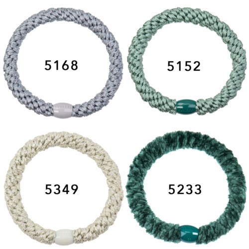 Fyra vävda armband i olika färger med siffror inuti. Varje har ett litet, runt lås längst ner.