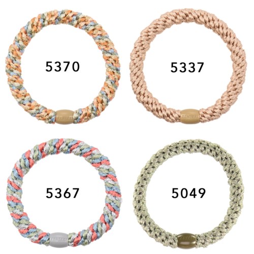 Fyra färgglada reparmband med olika mönster och små metallklämmor.