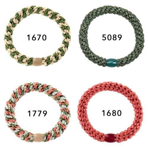 Fyra färgglada vävda armband med olika nummer i mitten, varje med en liten spänne. Ljus och mönstrad design.