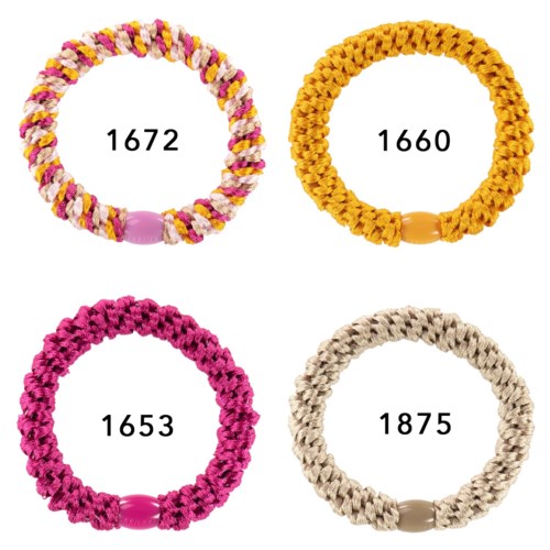 Fyra färgglada vävda armband med olika nummer inuti varje. De är fint organiserade i två rader.