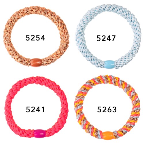 Fyra färgglada, flätade armband med olika nummer inuti varje cirkel. Varje har ett litet klafffäste.