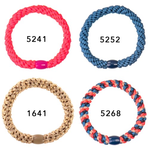 Fyra färgglada vävda armband med olika nummer på varje, i rosa, blått, beige och flerfärgade mönster.