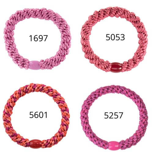 Fyra färgglada flätade armband med nummer i mitten, var och en med olika färg och stil.