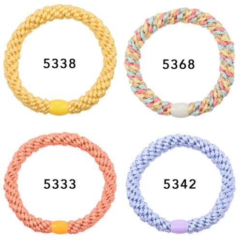 Fyra färgglada flätade armband med nummer på varje, i gult, flerfärgat, persika och lila.