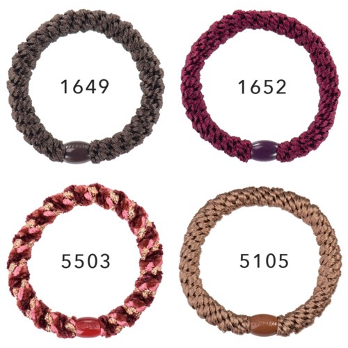Fyra färgglada, stickade hårband med olika nummer inuti varje cirkel.