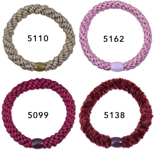 Fyra färgglada, stickade hårband med olika nummer inuti varje.