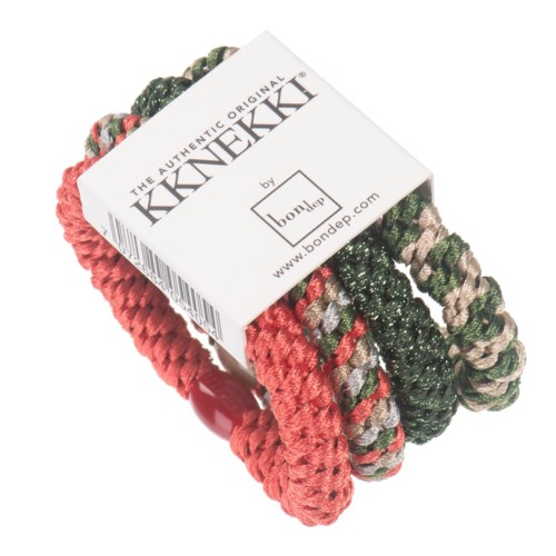 Set färgglada flätade armband med etiketter, inklusive röda, gröna, beige och mönstrade designer.