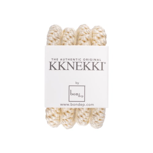 Fyra krämfärgade, tjocka, flätade garn hålls i ett vitt pappersband med text. Orden nämner "Kknekki" och "BonDep".