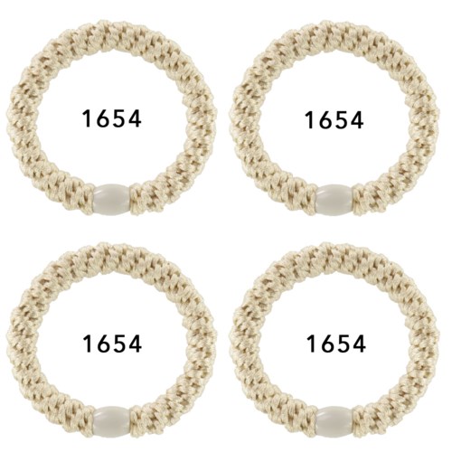 Fyra beige elastiska hårband med vita pärlor och numret 1654 inuti varje.