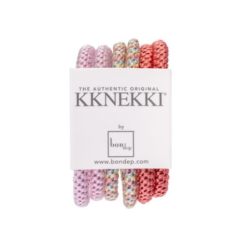 Färgglada flätade armband med etikett från KKNEKK och Bon Dep.