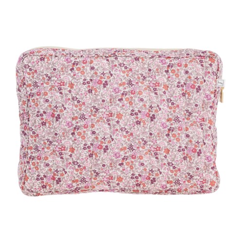 En rektangulär kudde med rosa, röda och vita blommönster. Den har en liten tag på sidan.