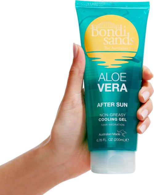 Kädessä on vihreä aloe vera -tippa, after sun -geeli, sisältää auringon ja kosteuden, ei rasvainen.