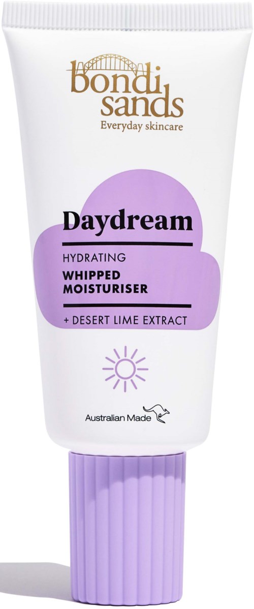 Eine weiße Tube von Bondi Sands Daydream mit feuchtigkeitsspendender Schlagsahne-Feuchtigkeitscreme mit Desert Lime Extract, lila Deckel und Sonnen-Icon.