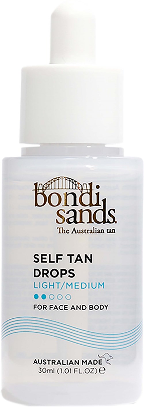 Een witte flesje van Bondi Sands zelfbruine druppels voor gezicht en lichaam, gemarkeerd als licht/moyen niveau, gemaakt in Australië.