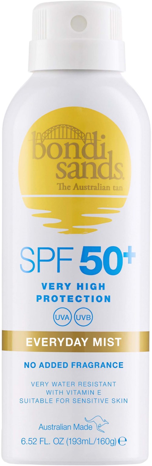 Valkoinen suihkepullo, jossa on keltainen aurinko ja veden heijastus, merkattu SPF 50+ ja mainitaan korkea suoja ja ilman tuoksua.