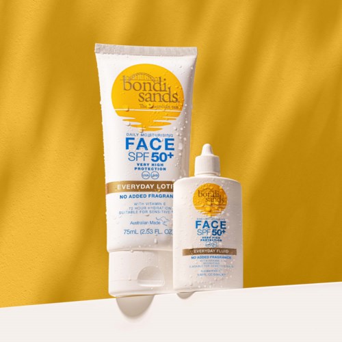 Twee flessen zonnebrandcrème van 'Bondi Sands' met SPF 50+ staan tegen een gele achtergrond.