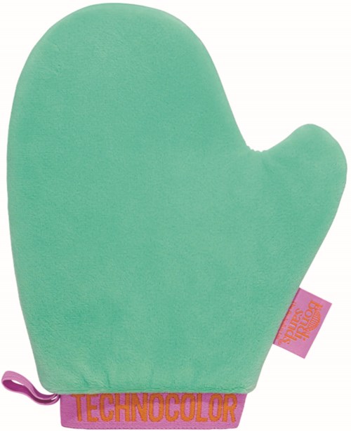 Een groene ovenhandschoen met een roze label met 'TECHNOCOLOR'. Klein paars lusje onderaan.