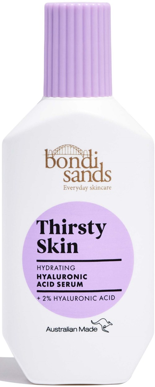 En vit flaska med lila lock, etiketten säger 'Thirsty Skin' återfuktande serum med hyaluronsyra.