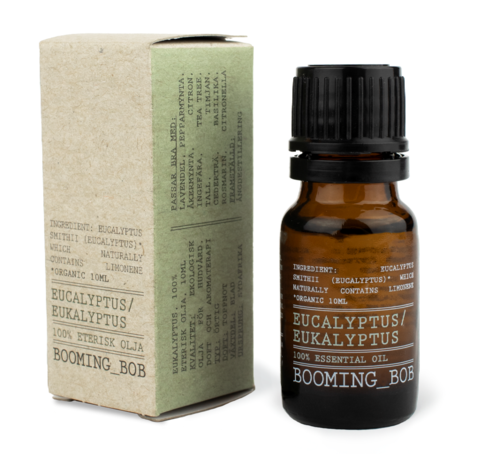Kleine braune Flasche mit Eukalyptus-ätherischem Öl neben einem beigen Karton mit grünen und schwarzen Texten.