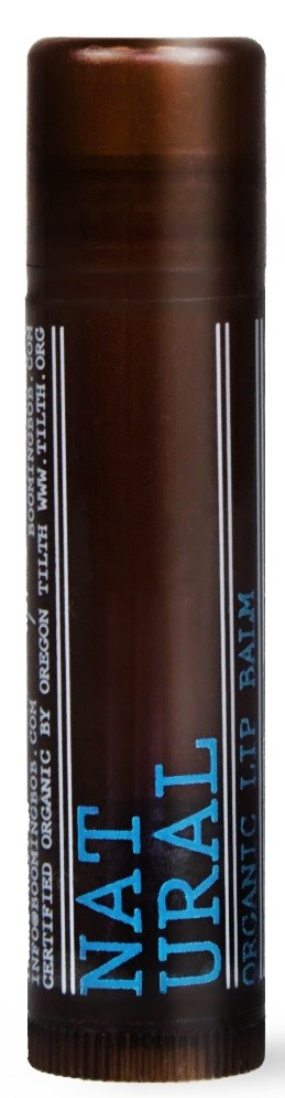 Ein brauner, röhrenförmiger Lippenstift, mit blauer Schrift "NATURAL".