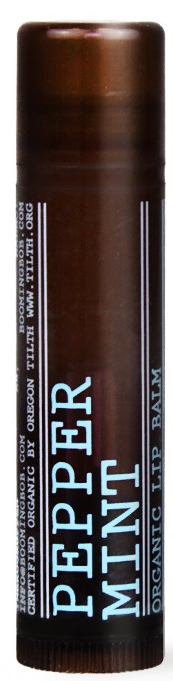 Brauner Stift mit weißen und blauen Schriftzug, sagt "Peppermint" und "Organic Lip Balm".
