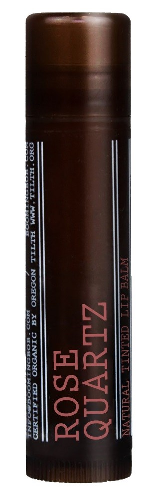 Ein brauner Lippenstiftstift mit pinkem und weißem Text, beschriftet 'ROSE QUARTZ'.