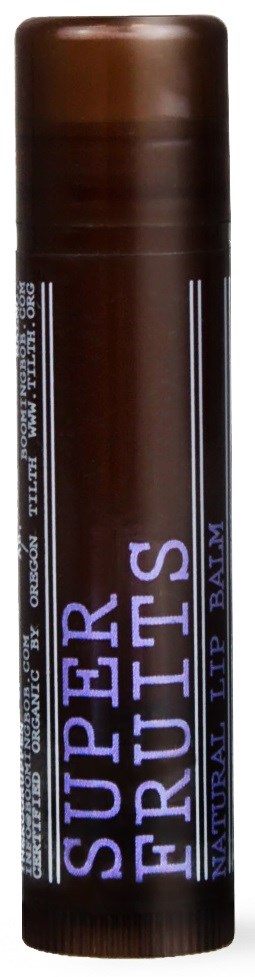 Ein brauner Lippenbalsam-Stift mit lila Text, liegt vertikal.