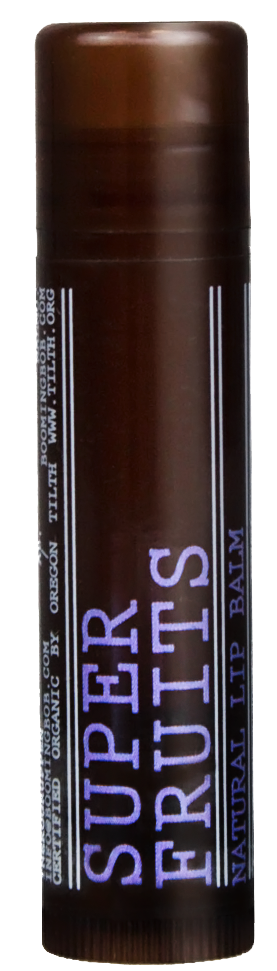 Ein zylinderförmiger brauner Lippenbalsambehälter mit lila Text, der "SUPER FRUITS" und "NATURAL LIP BALM" sagt.
