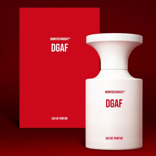 Een wit parfumbotella met bijpassende doos, beide gemerkt 'D.GAF' in rood, tegen een donkerrode achtergrond.